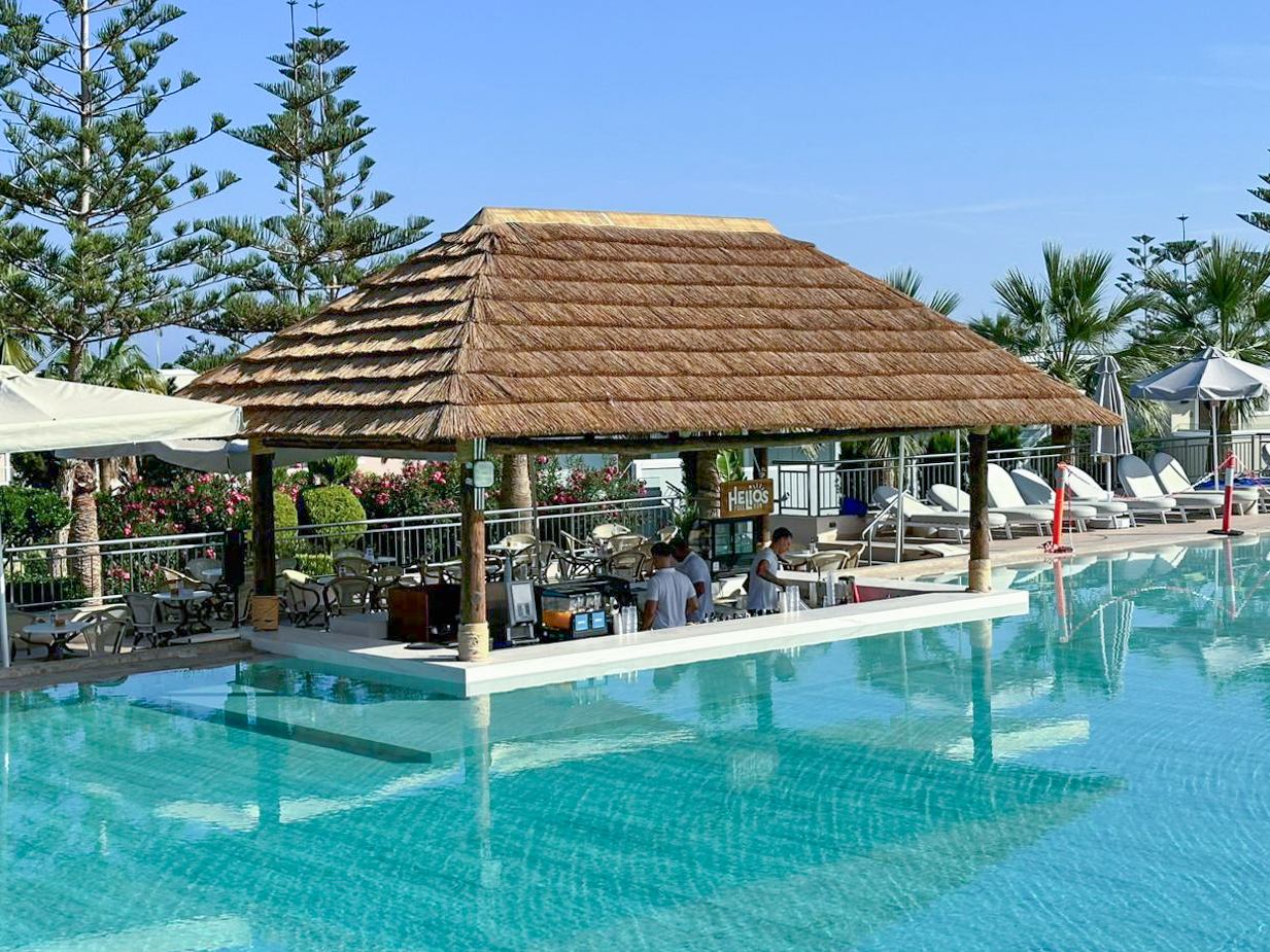 kataskevi-poolbar-thatch-iberostar-rethymno-tropic.gr