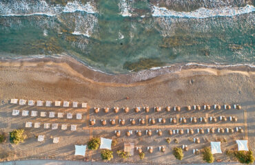 exotiki-paralia-exoplismos-paralias