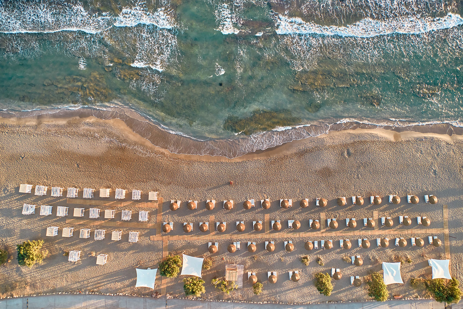 exotiki-paralia-exoplismos-paralias